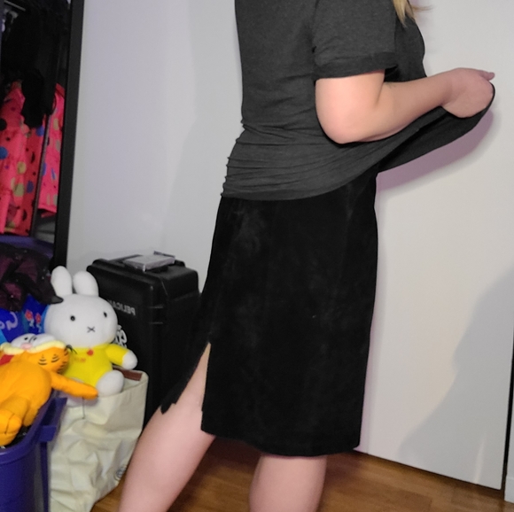 Midi black suede skirt by Danier Leather - Picture 3 of 6